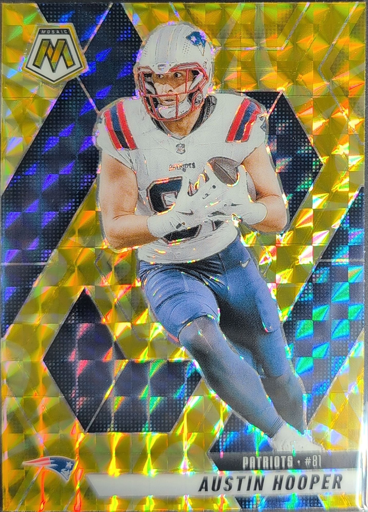 2025 Panini Mosaic Austin Hooper #204 Mosaic Reactive Yellow New England Patriots front